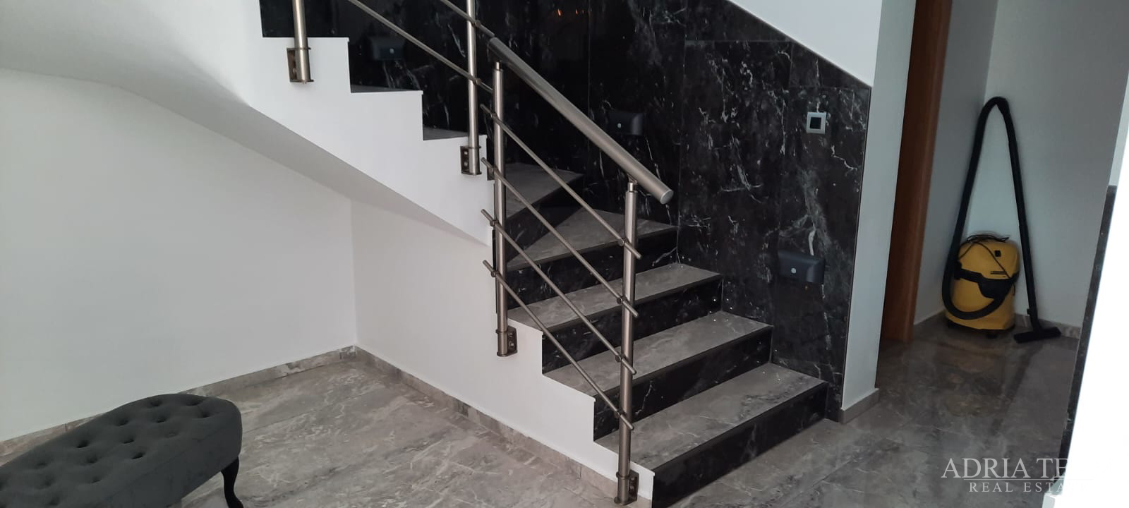 KUĆA S BAZENOM, MIRNA I TIHA POZICIJA, PAG - POVLJANA