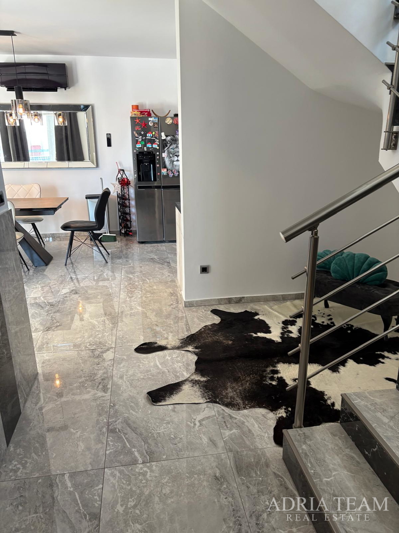 KUĆA S BAZENOM, MIRNA I TIHA POZICIJA, PAG - POVLJANA