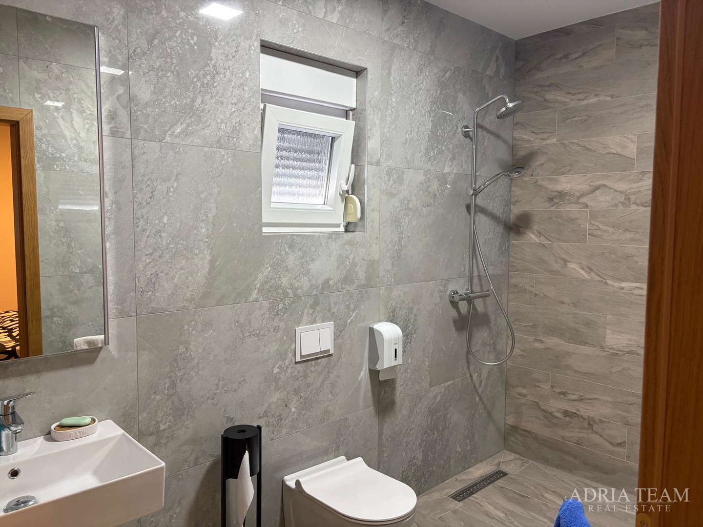 KUĆA S BAZENOM, MIRNA I TIHA POZICIJA, PAG - POVLJANA