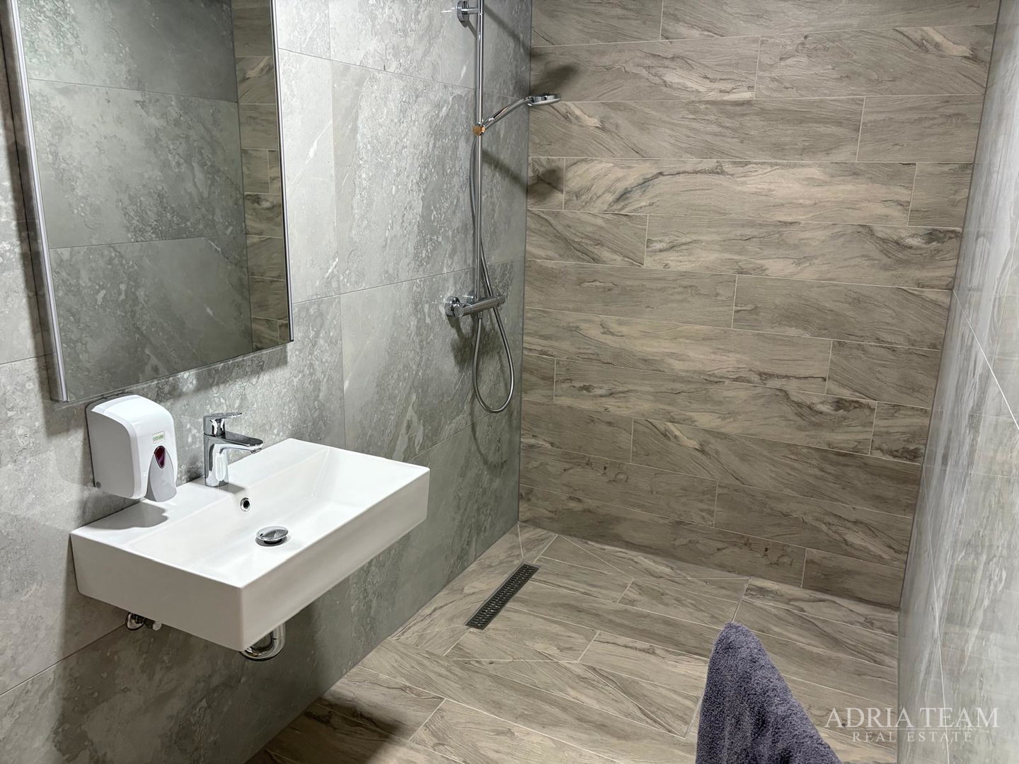 KUĆA S BAZENOM, MIRNA I TIHA POZICIJA, PAG - POVLJANA