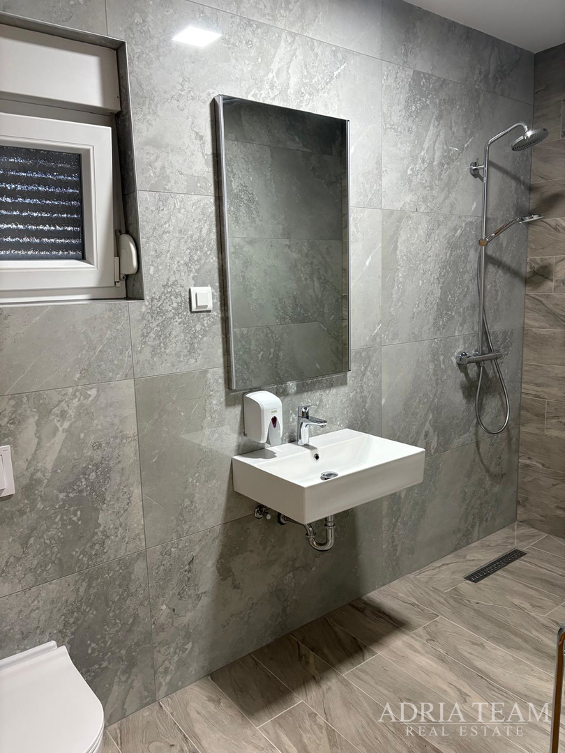 KUĆA S BAZENOM, MIRNA I TIHA POZICIJA, PAG - POVLJANA