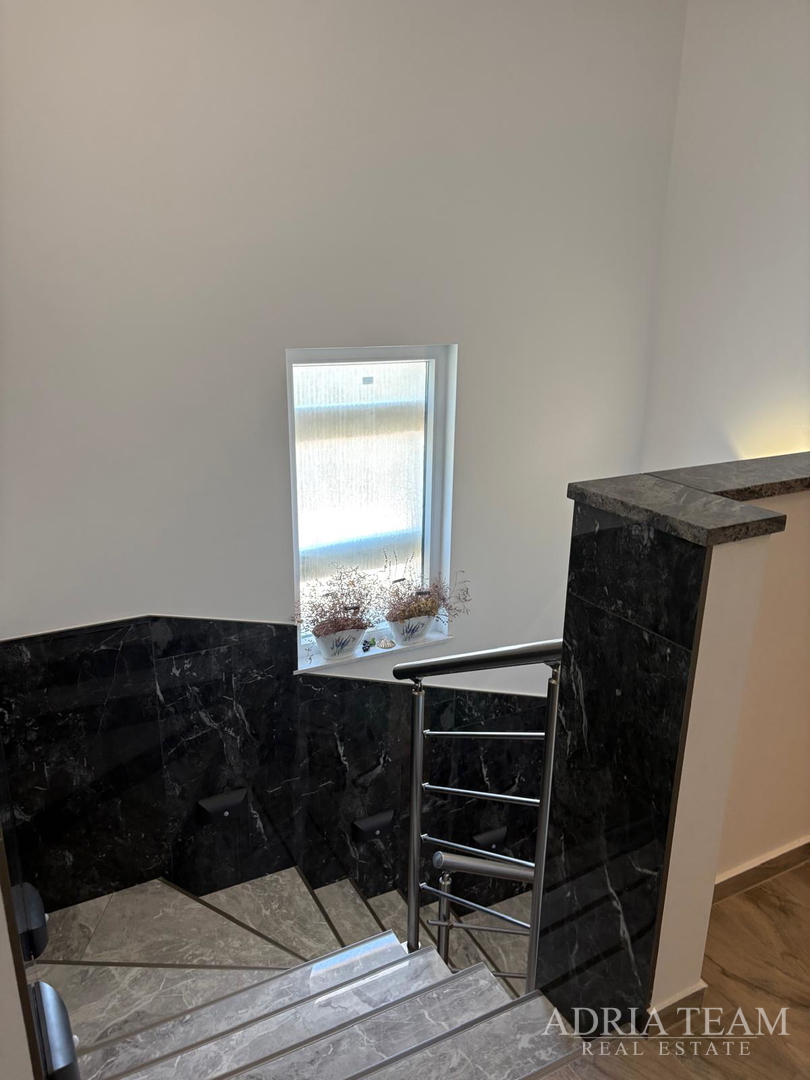 KUĆA S BAZENOM, MIRNA I TIHA POZICIJA, PAG - POVLJANA