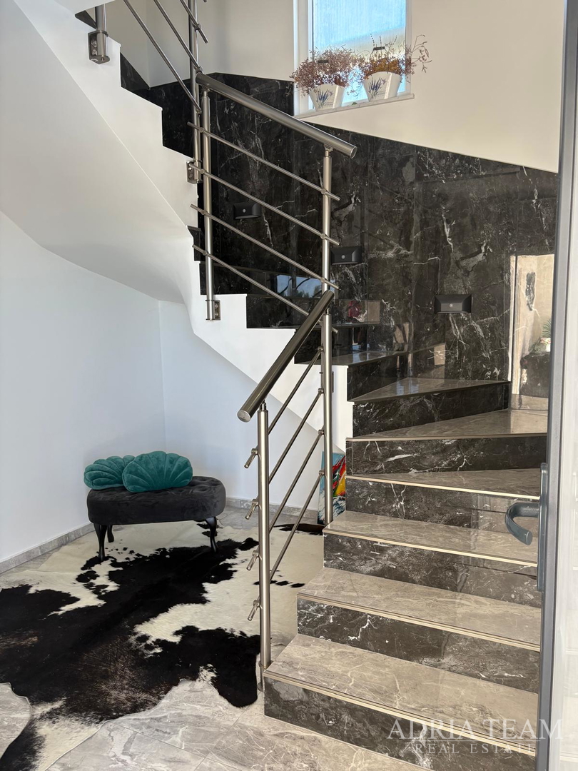 KUĆA S BAZENOM, MIRNA I TIHA POZICIJA, PAG - POVLJANA