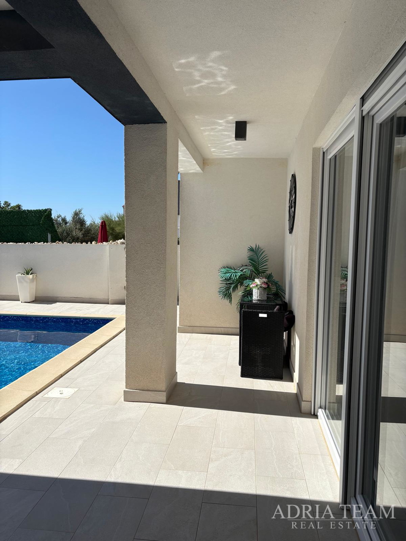 KUĆA S BAZENOM, MIRNA I TIHA POZICIJA, PAG - POVLJANA