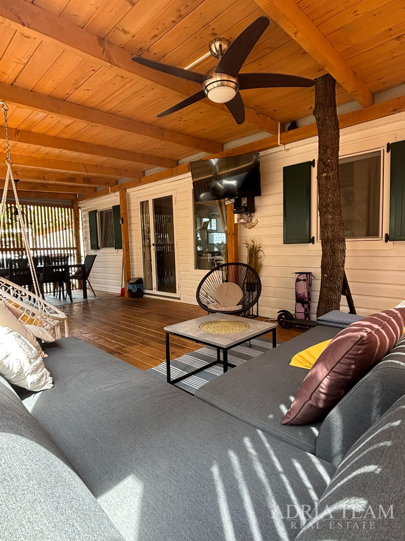 PRODAJE SE POTPUNO OPREMLJENA MOBILNA KUĆA – 70 m OD MORA Biograd na Moru – Camping Park Soline