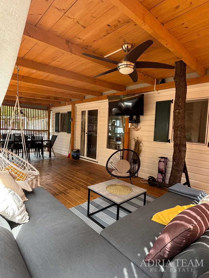 PRODAJE SE POTPUNO OPREMLJENA MOBILNA KUĆA – 70 m OD MORA Biograd na Moru – Camping Park Soline