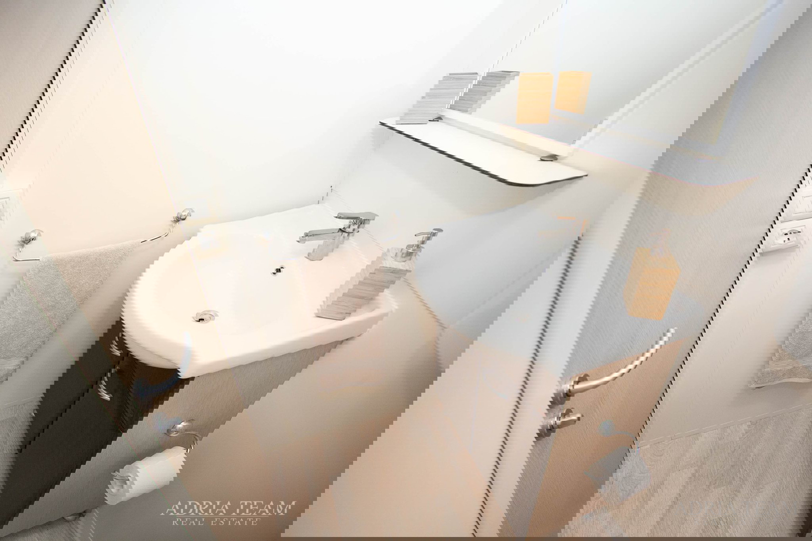 PRODAJE SE POTPUNO OPREMLJENA MOBILNA KUĆA – 70 m OD MORA Biograd na Moru – Camping Park Soline