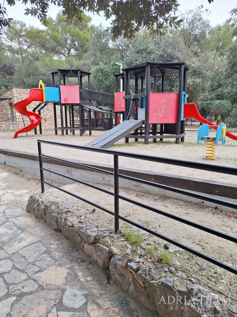 PRODAJE SE POTPUNO OPREMLJENA MOBILNA KUĆA – 70 m OD MORA Biograd na Moru – Camping Park Soline