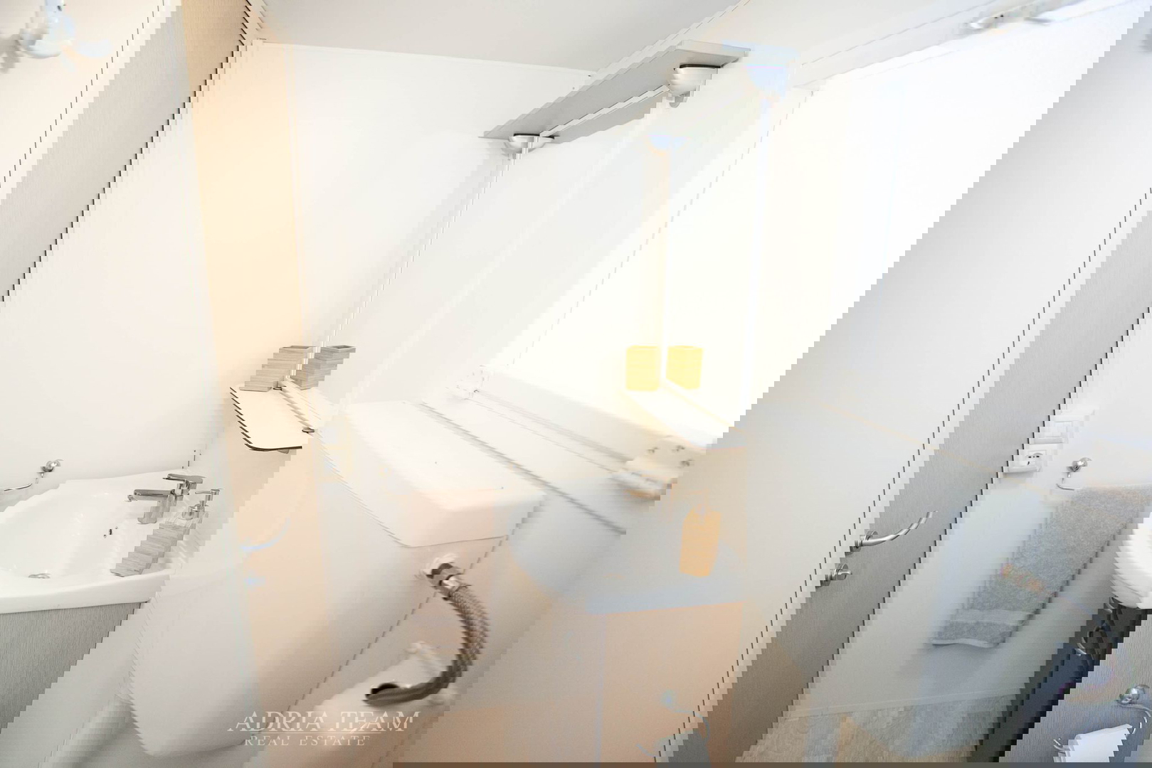 PRODAJE SE POTPUNO OPREMLJENA MOBILNA KUĆA – 70 m OD MORA Biograd na Moru – Camping Park Soline