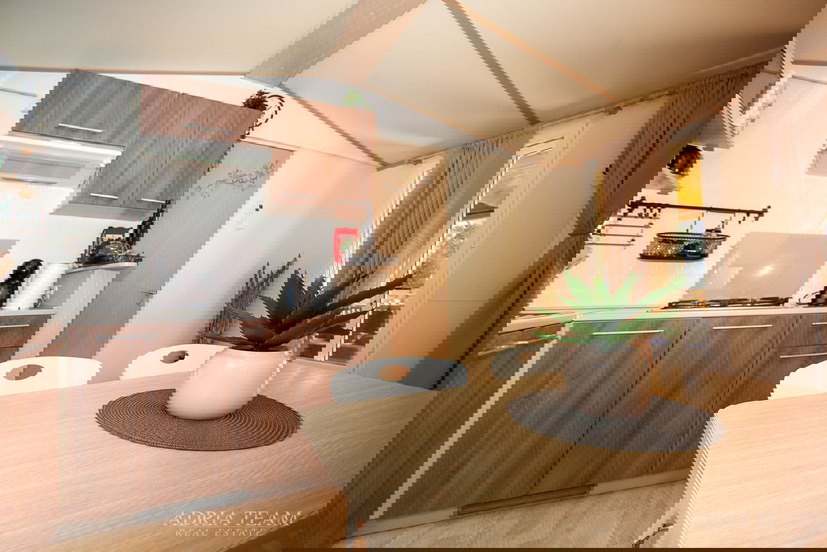 PRODAJE SE POTPUNO OPREMLJENA MOBILNA KUĆA – 70 m OD MORA Biograd na Moru – Camping Park Soline