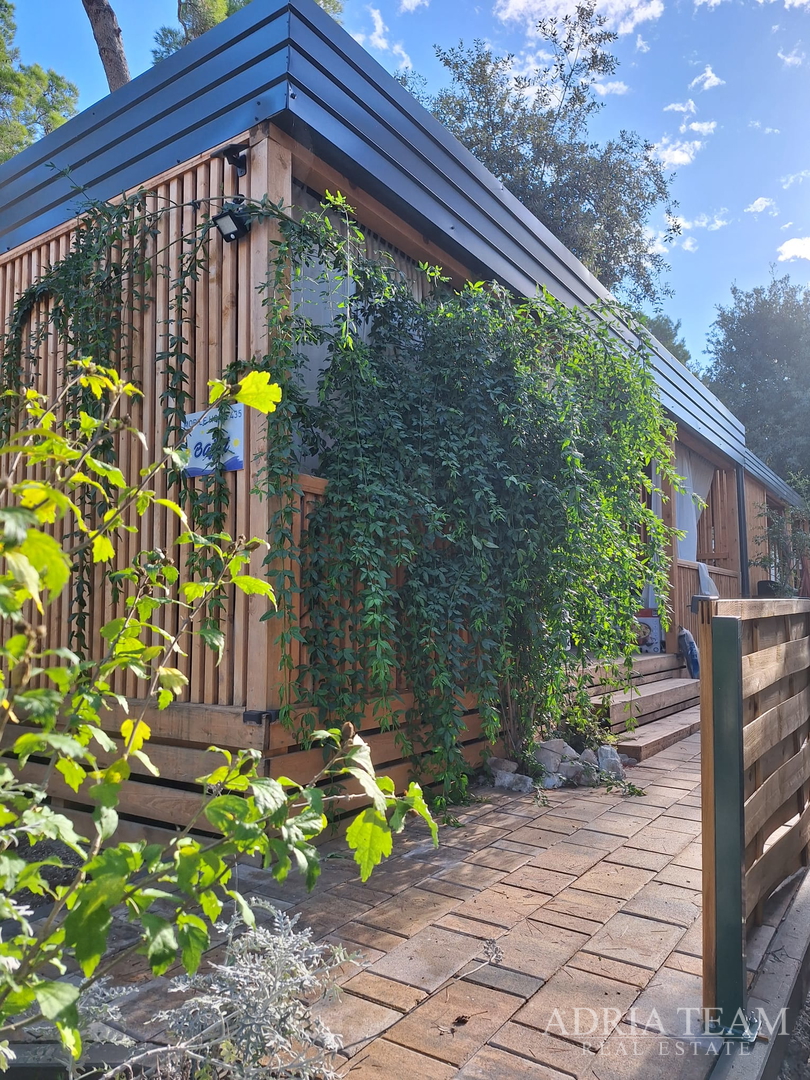 PRODAJE SE POTPUNO OPREMLJENA MOBILNA KUĆA – 70 m OD MORA Biograd na Moru – Camping Park Soline