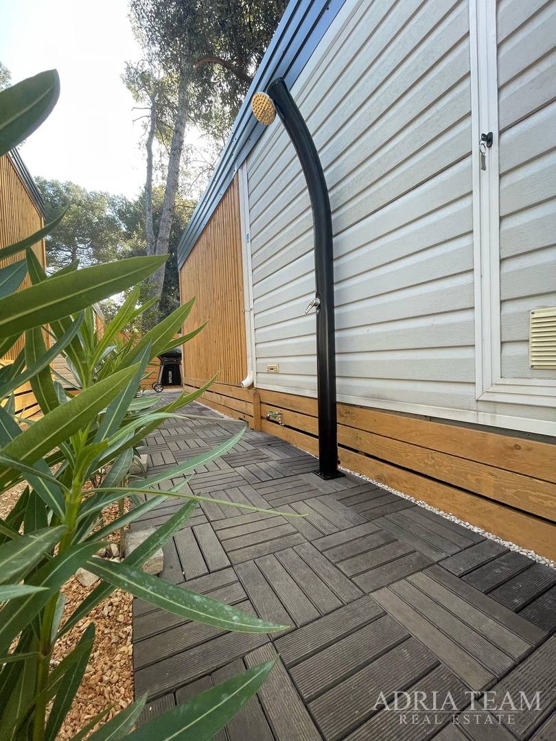 PRODAJE SE POTPUNO OPREMLJENA MOBILNA KUĆA – 70 m OD MORA Biograd na Moru – Camping Park Soline