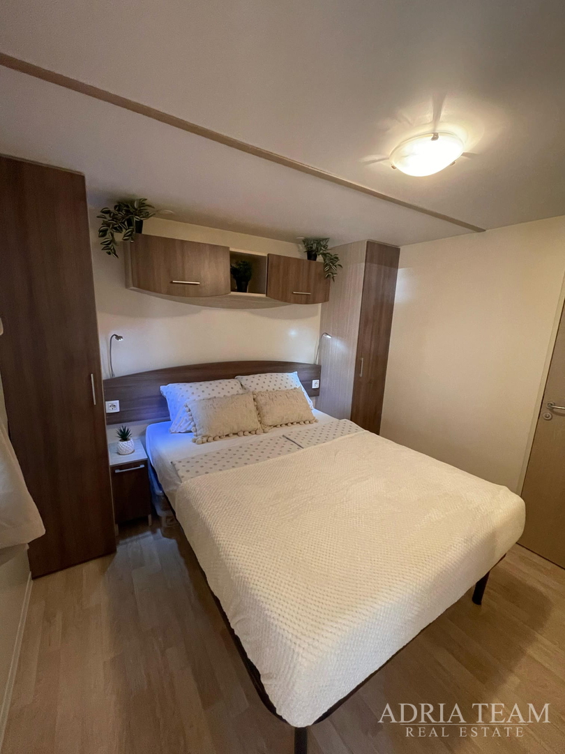 PRODAJE SE POTPUNO OPREMLJENA MOBILNA KUĆA – 70 m OD MORA Biograd na Moru – Camping Park Soline