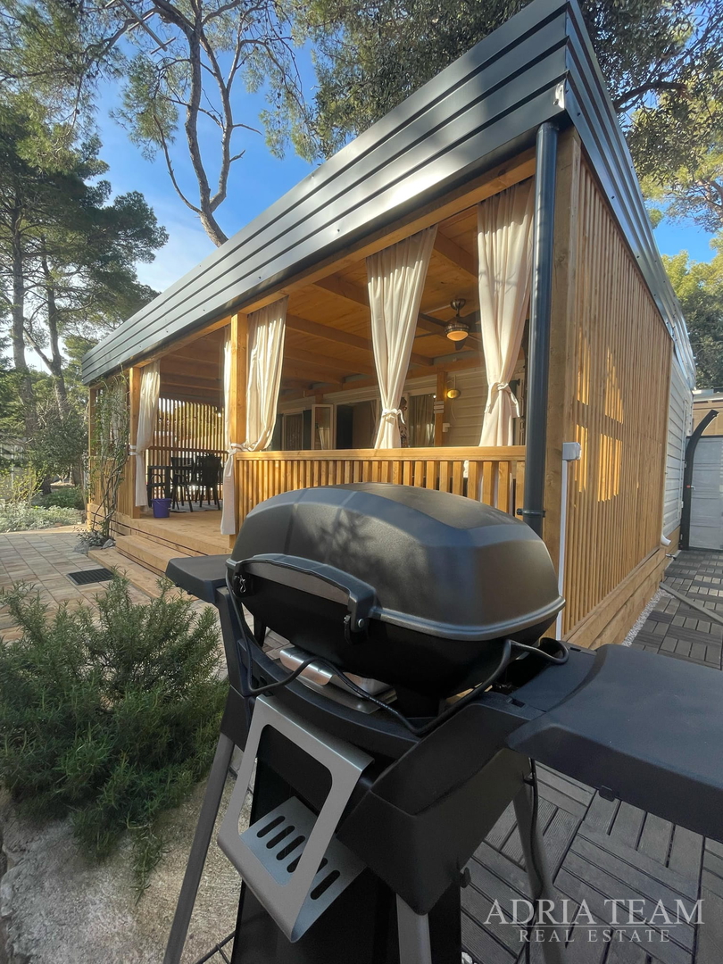 PRODAJE SE POTPUNO OPREMLJENA MOBILNA KUĆA – 70 m OD MORA Biograd na Moru – Camping Park Soline