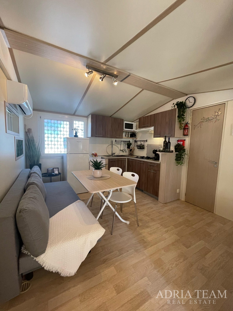 PRODAJE SE POTPUNO OPREMLJENA MOBILNA KUĆA – 70 m OD MORA Biograd na Moru – Camping Park Soline