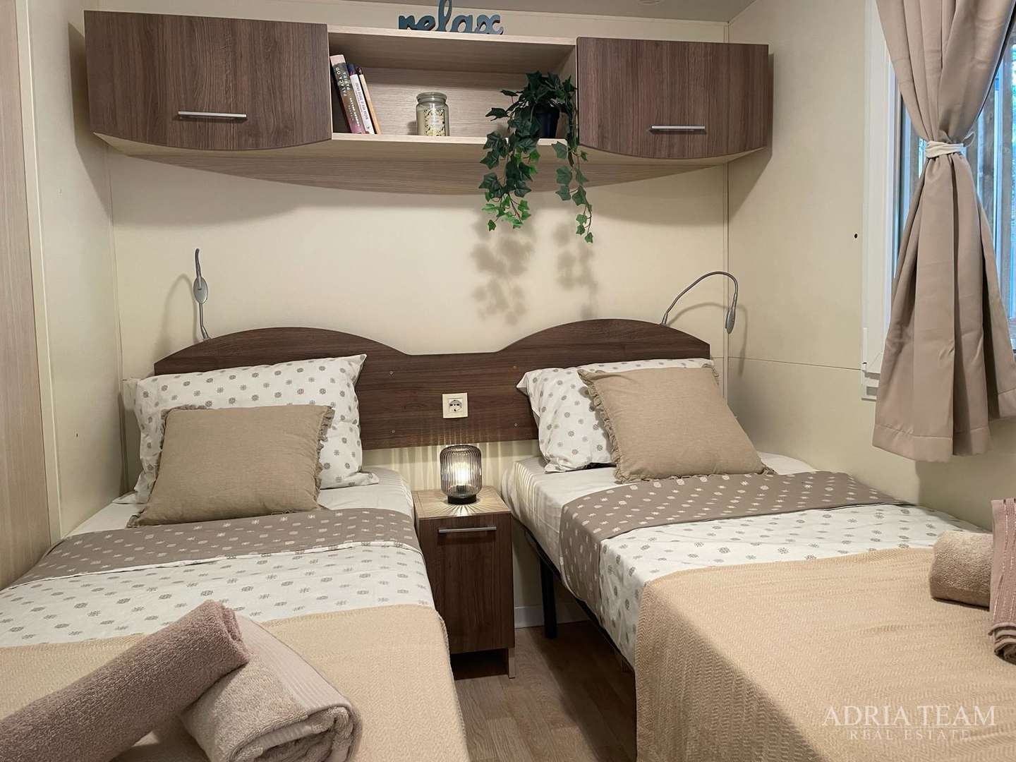 PRODAJE SE POTPUNO OPREMLJENA MOBILNA KUĆA – 70 m OD MORA Biograd na Moru – Camping Park Soline