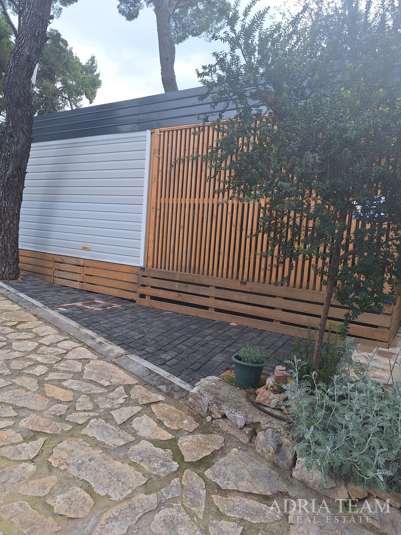 PRODAJE SE POTPUNO OPREMLJENA MOBILNA KUĆA – 70 m OD MORA Biograd na Moru – Camping Park Soline