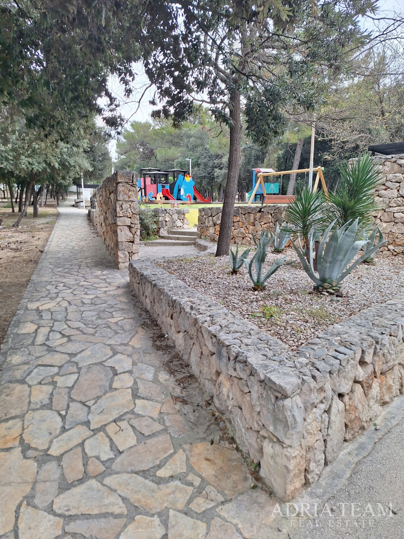 PRODAJE SE POTPUNO OPREMLJENA MOBILNA KUĆA – 70 m OD MORA Biograd na Moru – Camping Park Soline