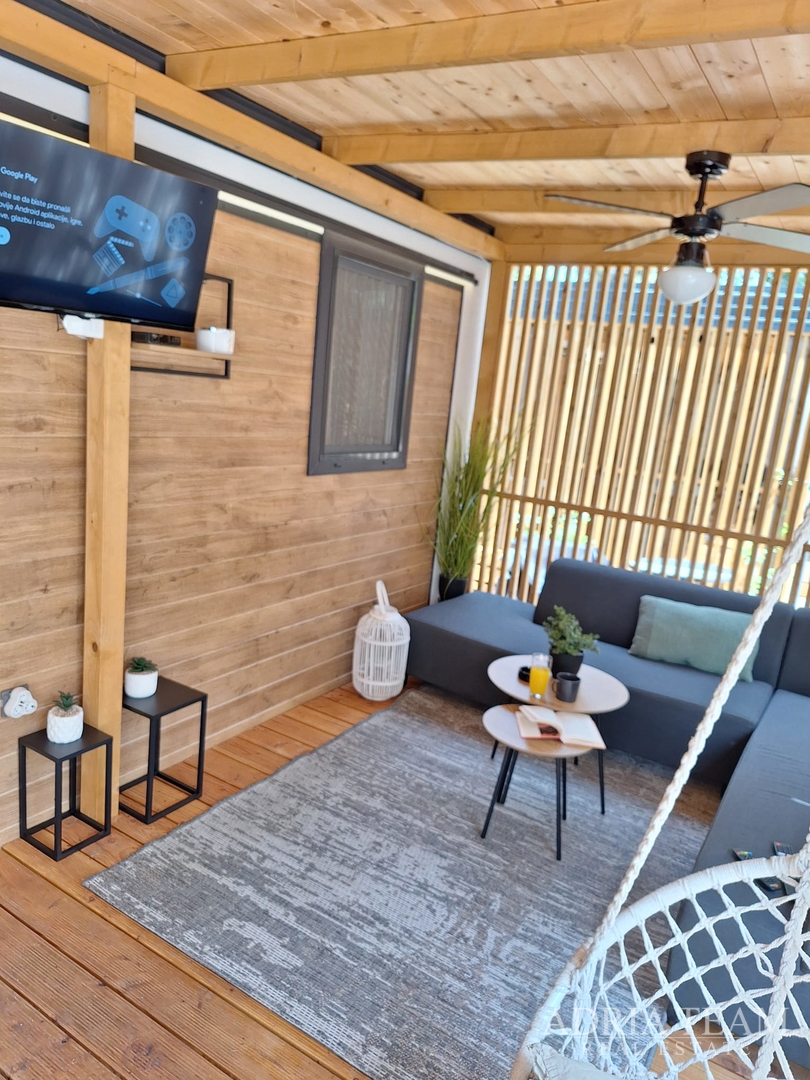 POTPUNO OPREMLJENA MOBILNA KUĆICA UDALJENA 150m OD MORA,BIOGRAD NA MORU