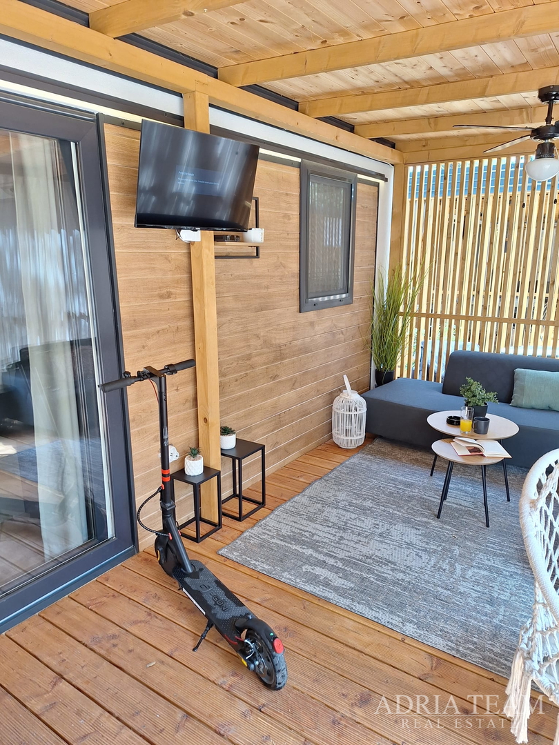 POTPUNO OPREMLJENA MOBILNA KUĆICA UDALJENA 150m OD MORA,BIOGRAD NA MORU