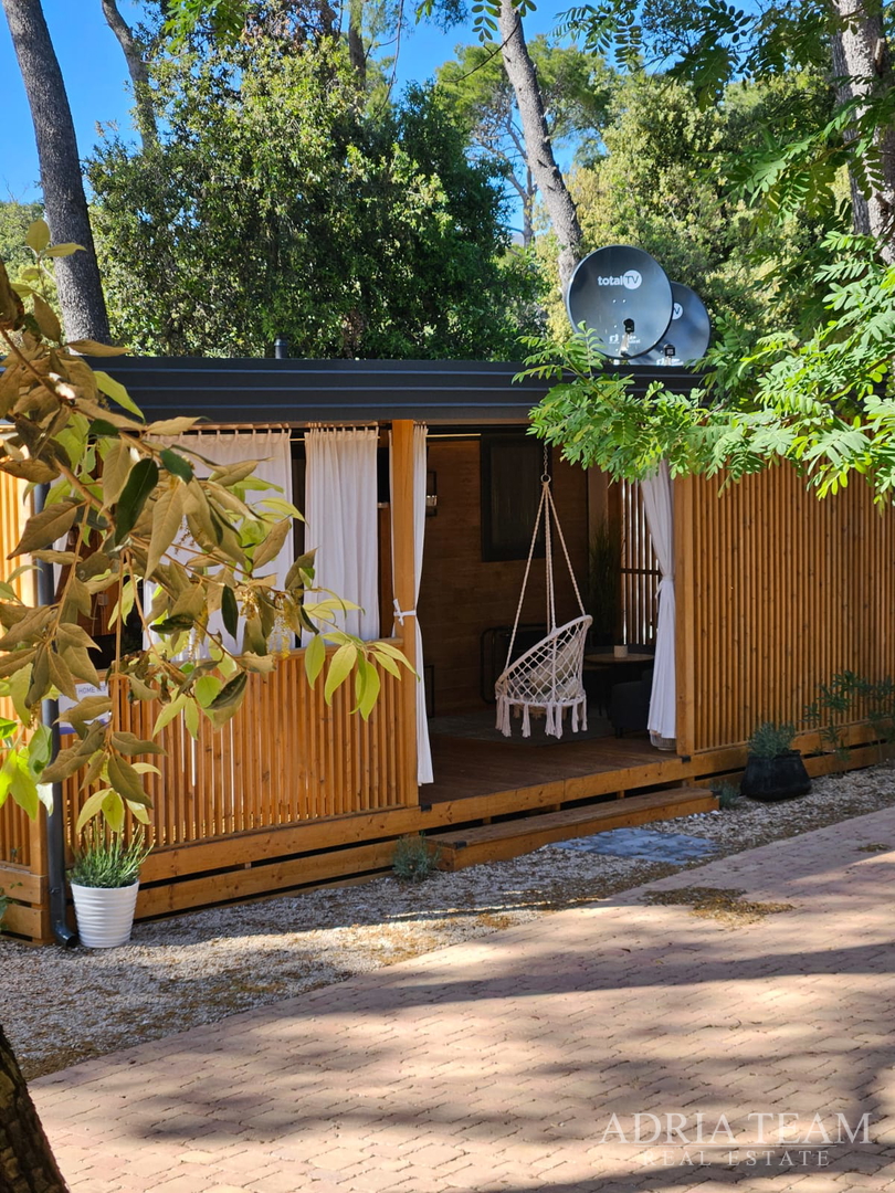 POTPUNO OPREMLJENA MOBILNA KUĆICA UDALJENA 150m OD MORA,BIOGRAD NA MORU