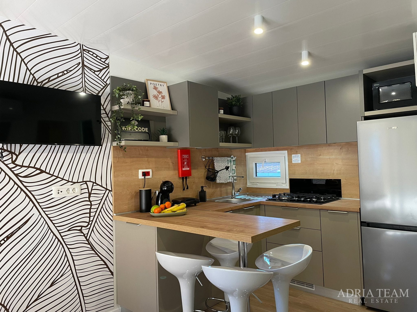 POTPUNO OPREMLJENA MOBILNA KUĆICA UDALJENA 150m OD MORA,BIOGRAD NA MORU