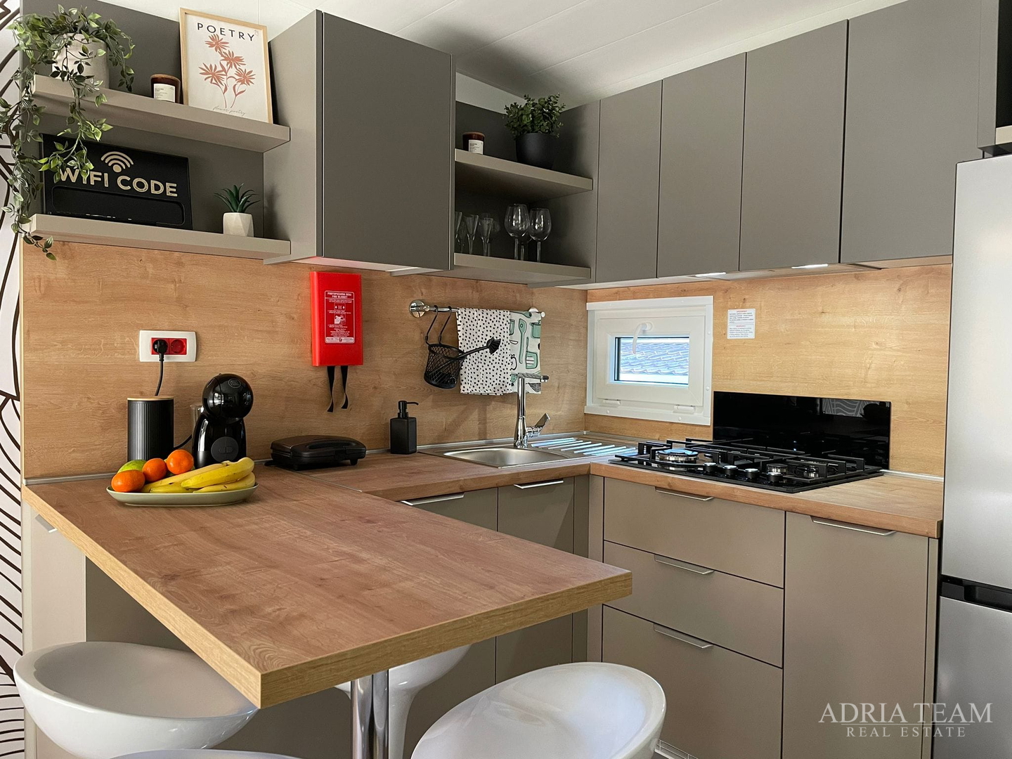 POTPUNO OPREMLJENA MOBILNA KUĆICA UDALJENA 150m OD MORA,BIOGRAD NA MORU