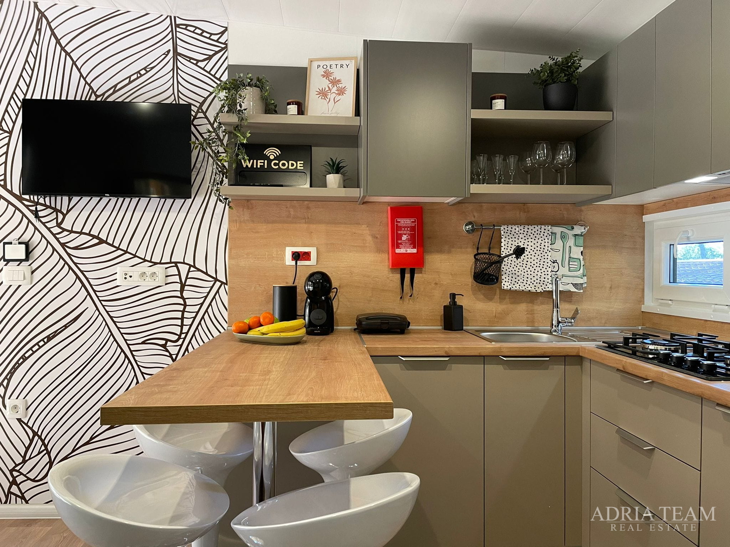 POTPUNO OPREMLJENA MOBILNA KUĆICA UDALJENA 150m OD MORA,BIOGRAD NA MORU