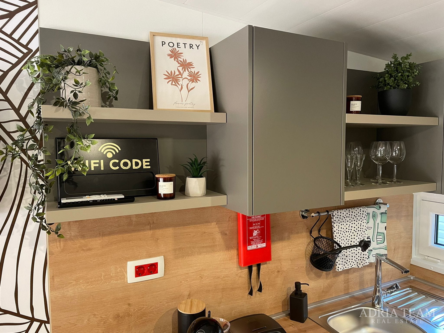 POTPUNO OPREMLJENA MOBILNA KUĆICA UDALJENA 150m OD MORA,BIOGRAD NA MORU