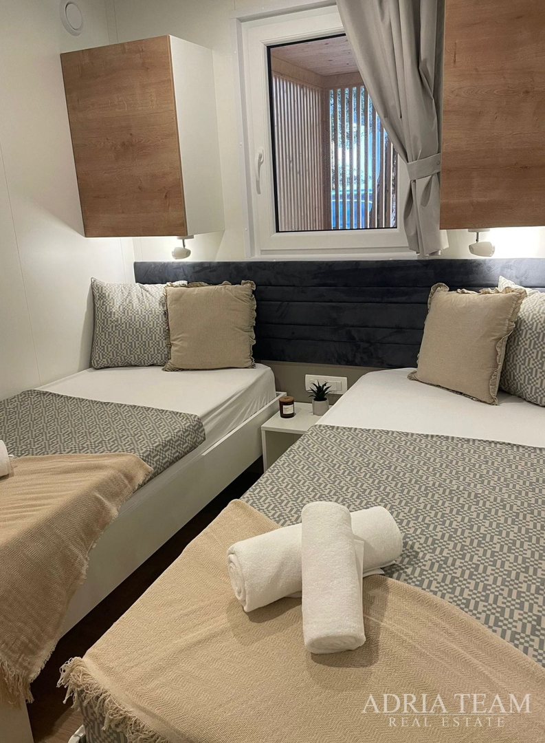 POTPUNO OPREMLJENA MOBILNA KUĆICA UDALJENA 150m OD MORA,BIOGRAD NA MORU