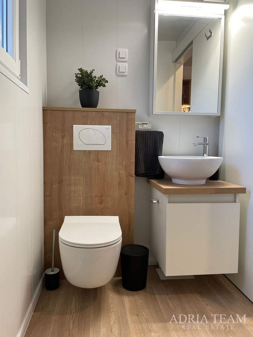 POTPUNO OPREMLJENA MOBILNA KUĆICA UDALJENA 150m OD MORA,BIOGRAD NA MORU