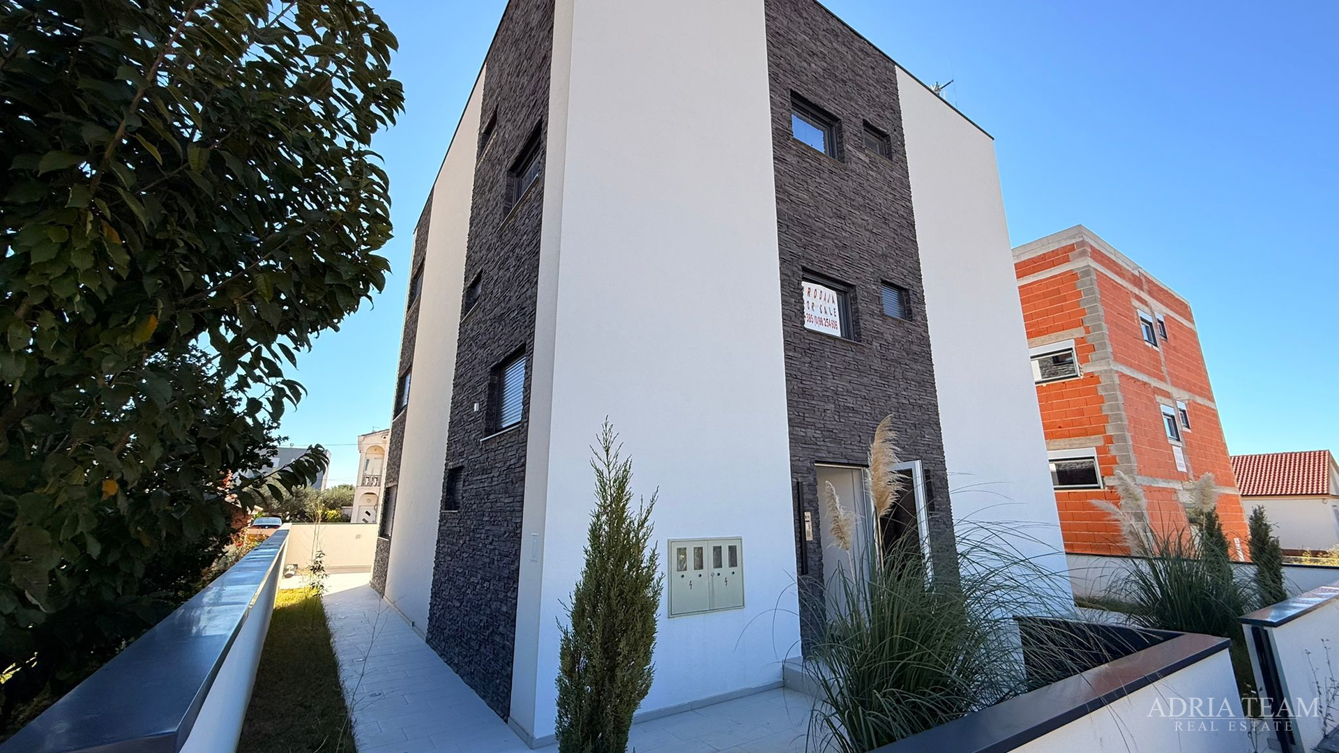 PRODAJE SE STAN 95m2 PRIZEMLJE S DVORIŠTEM, VIR