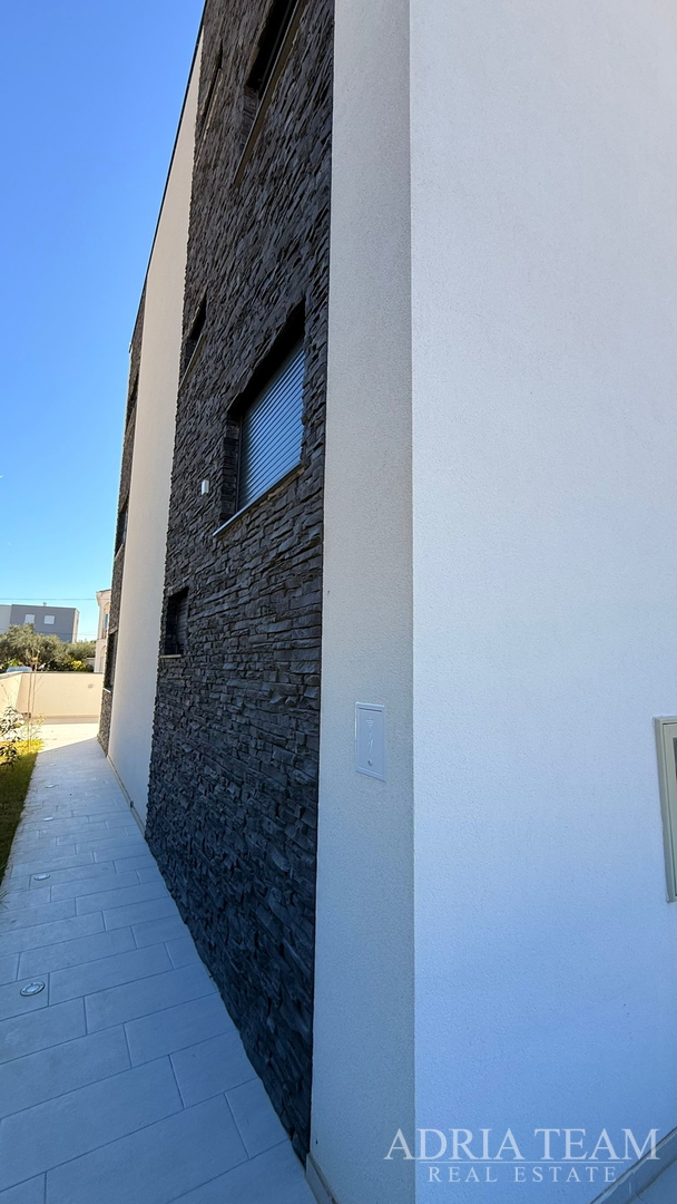 PRODAJE SE STAN 95m2 PRIZEMLJE S DVORIŠTEM, VIR