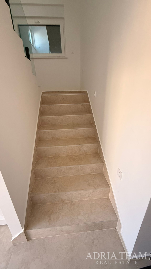 PRODAJE SE STAN 95m2 PRIZEMLJE S DVORIŠTEM, VIR