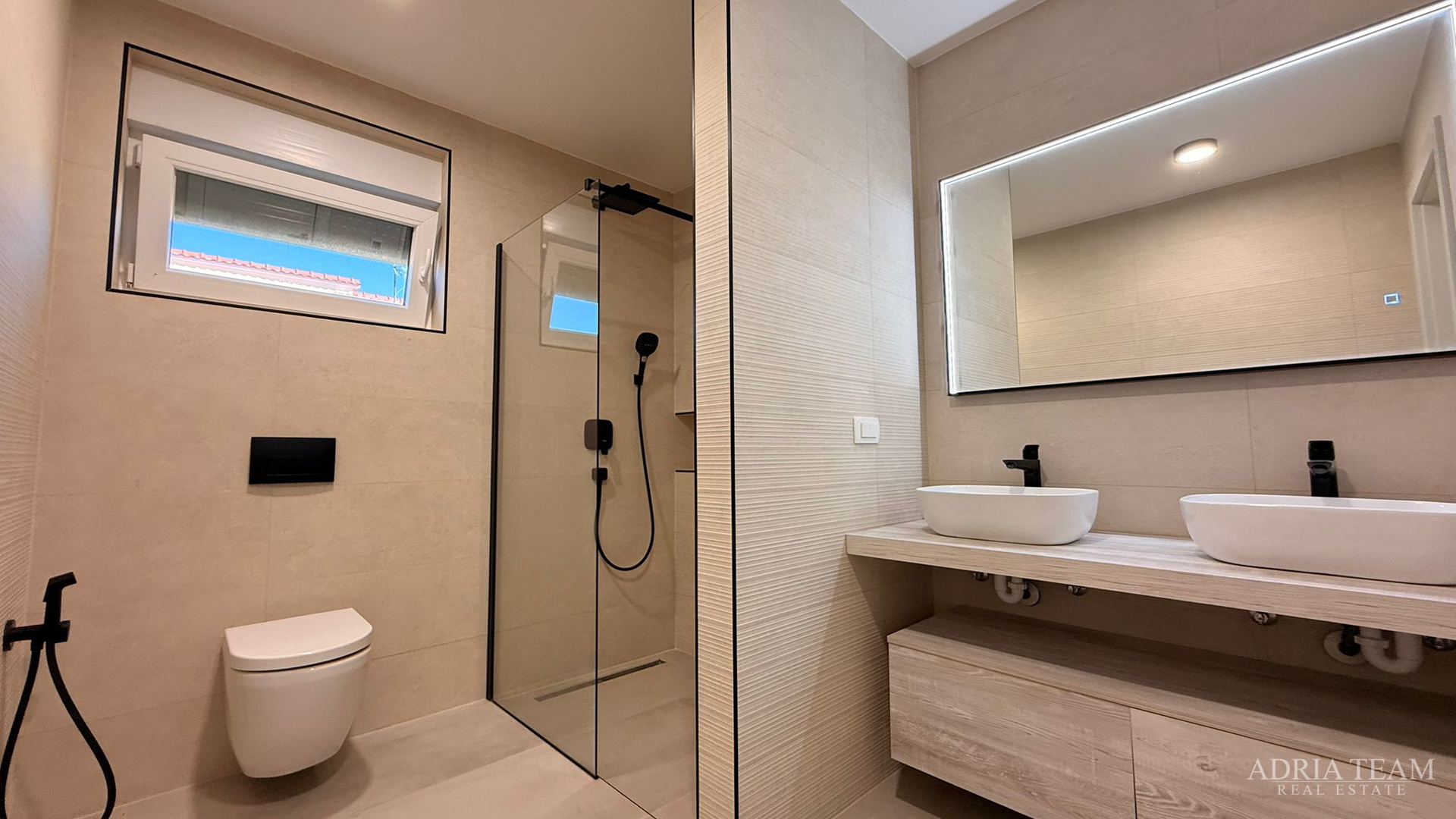 PRODAJE SE STAN 95m2 PRIZEMLJE S DVORIŠTEM, VIR