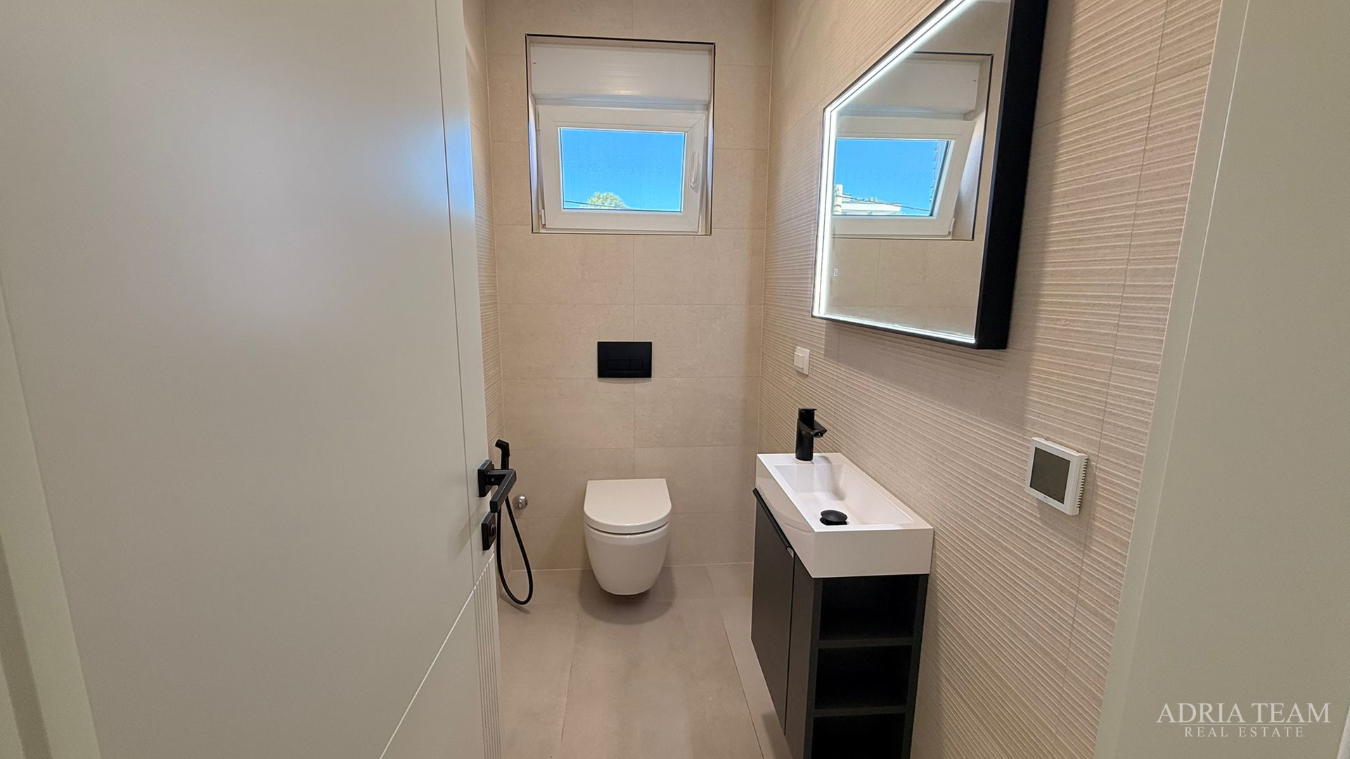 PRODAJE SE STAN 95m2 PRIZEMLJE S DVORIŠTEM, VIR