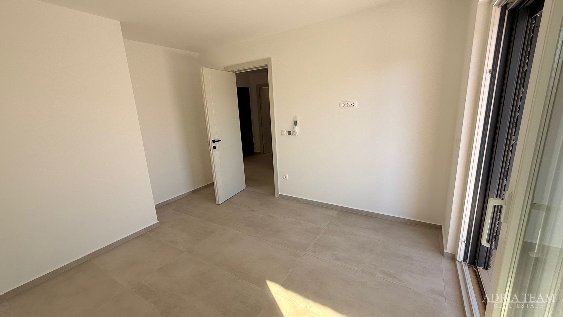 PRODAJE SE STAN 95m2 PRIZEMLJE S DVORIŠTEM, VIR