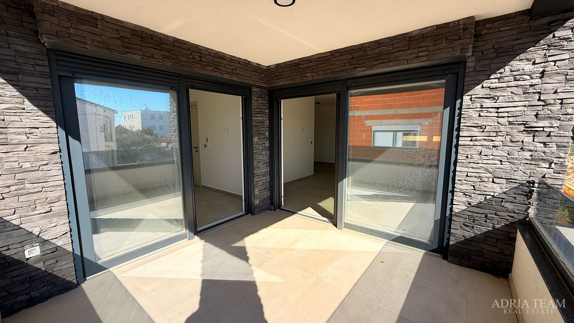 PRODAJE SE STAN 95m2 PRIZEMLJE S DVORIŠTEM, VIR