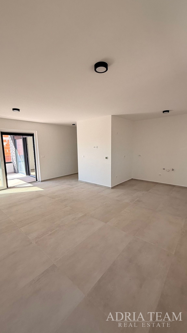 PRODAJE SE STAN 95m2 PRIZEMLJE S DVORIŠTEM, VIR