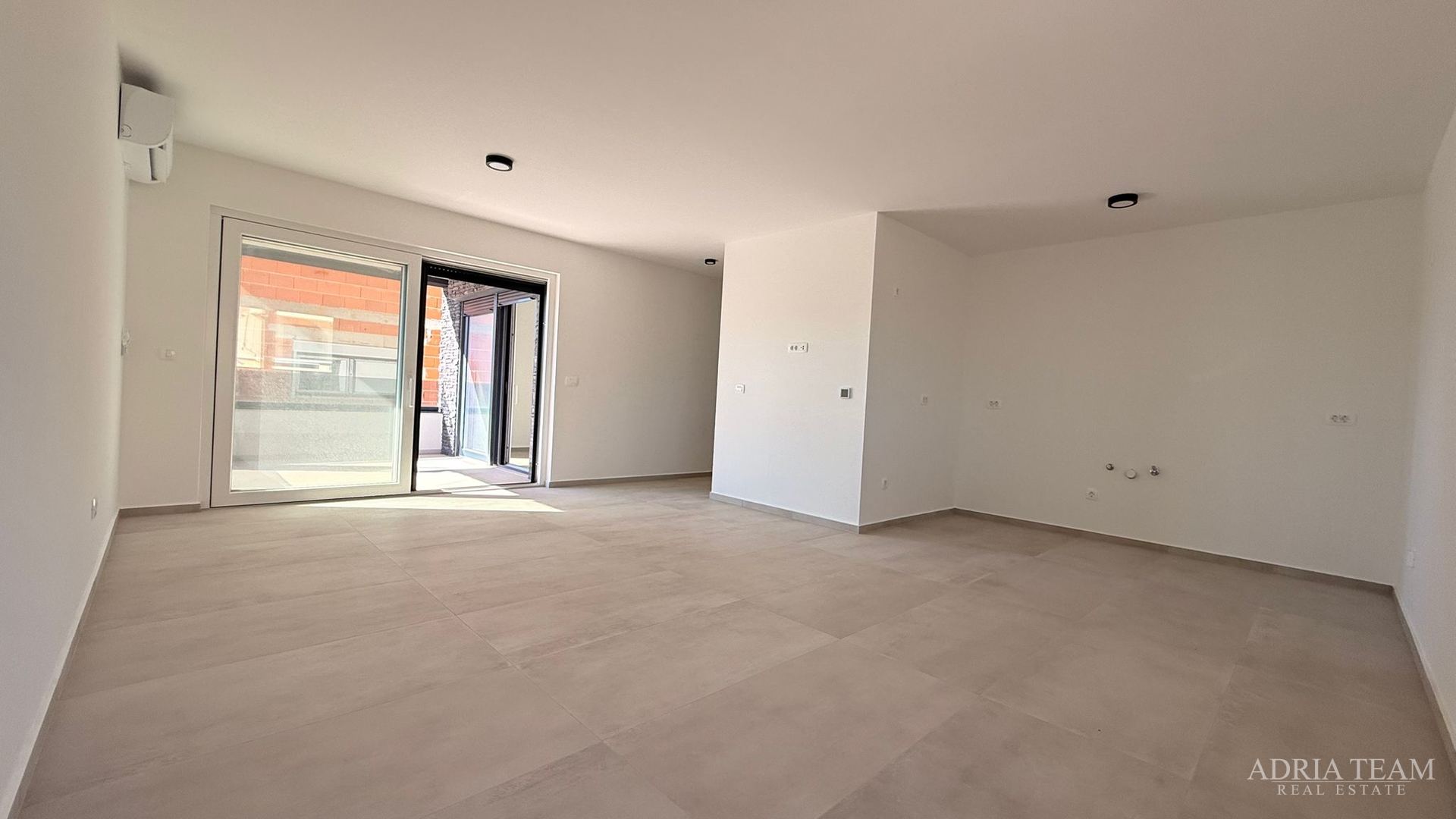 PRODAJE SE STAN 95m2 PRIZEMLJE S DVORIŠTEM, VIR