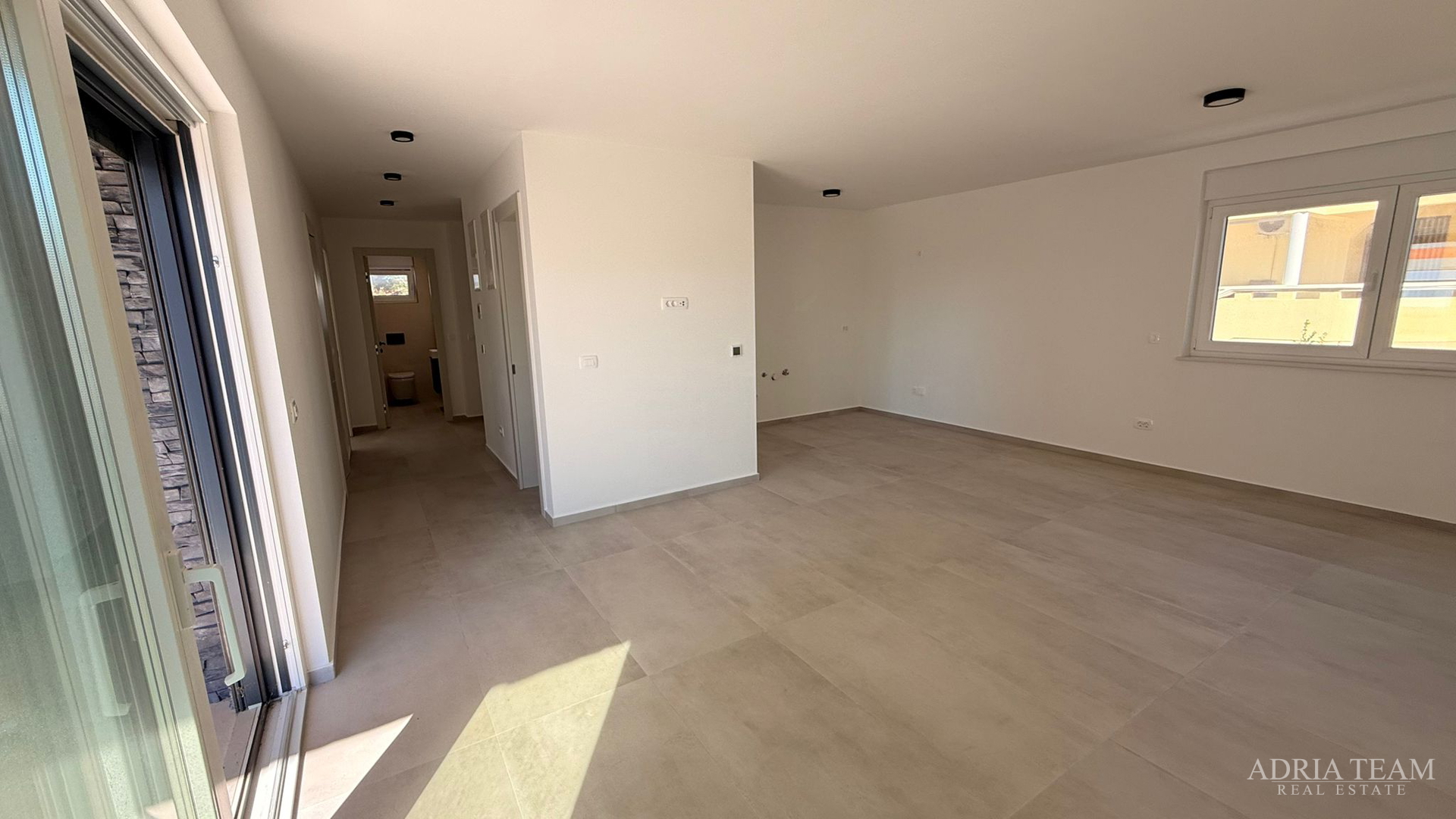 PRODAJE SE STAN 95m2 PRIZEMLJE S DVORIŠTEM, VIR