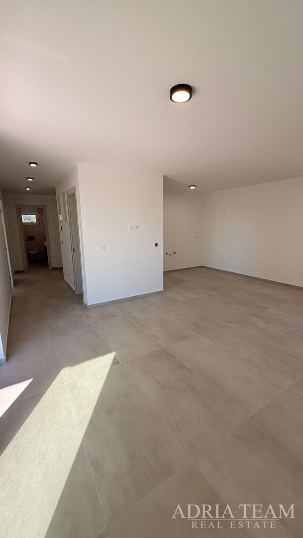 PRODAJE SE STAN 95m2 PRIZEMLJE S DVORIŠTEM, VIR