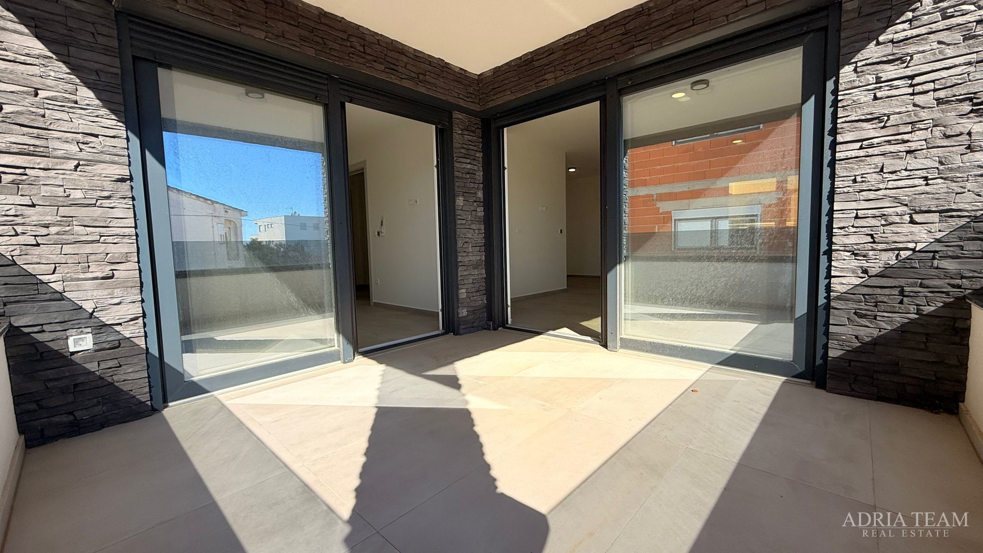 PRODAJE SE STAN 95m2 PRIZEMLJE S DVORIŠTEM, VIR