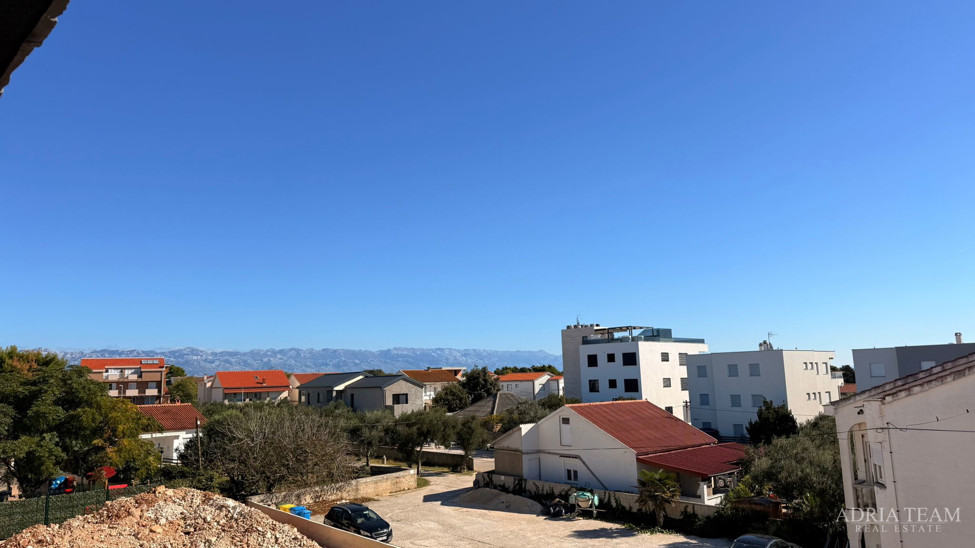 PRODAJE SE STAN 95m2 PRIZEMLJE S DVORIŠTEM, VIR