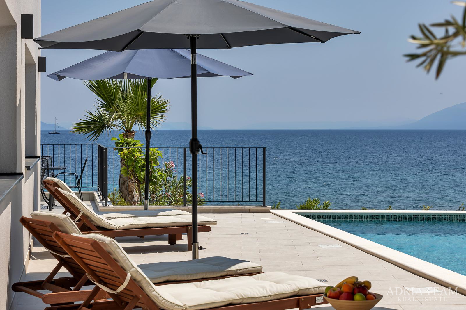 FENOMENALE GELEGENHEIT AN TOP-LAGE!! KOMPLEX AUS DREI OBJEKTEN, 10 M VOM MEER, HVAR - SUĆURAJ