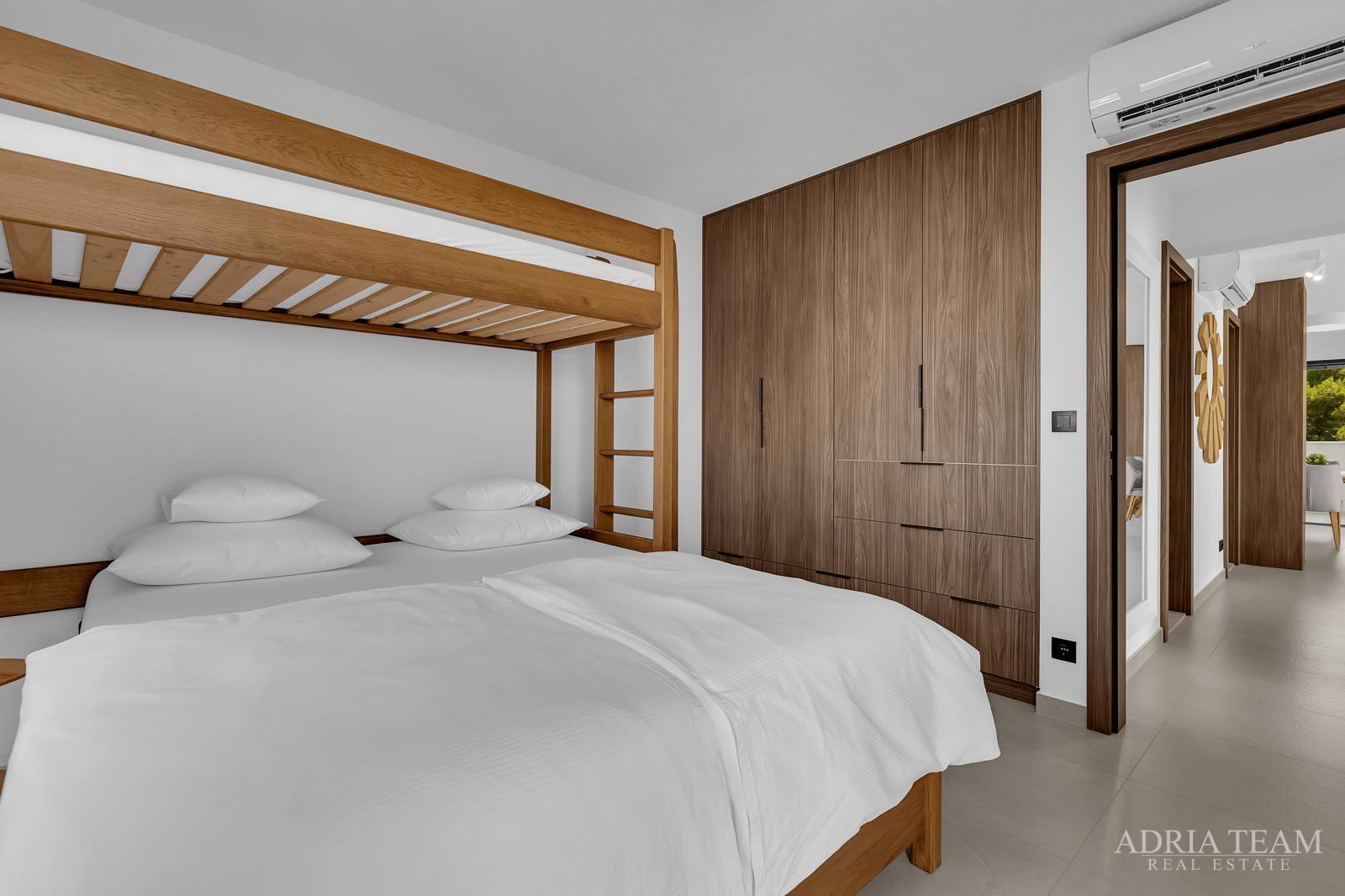 FENOMENALE GELEGENHEIT AN TOP-LAGE!! KOMPLEX AUS DREI OBJEKTEN, 10 M VOM MEER, HVAR - SUĆURAJ