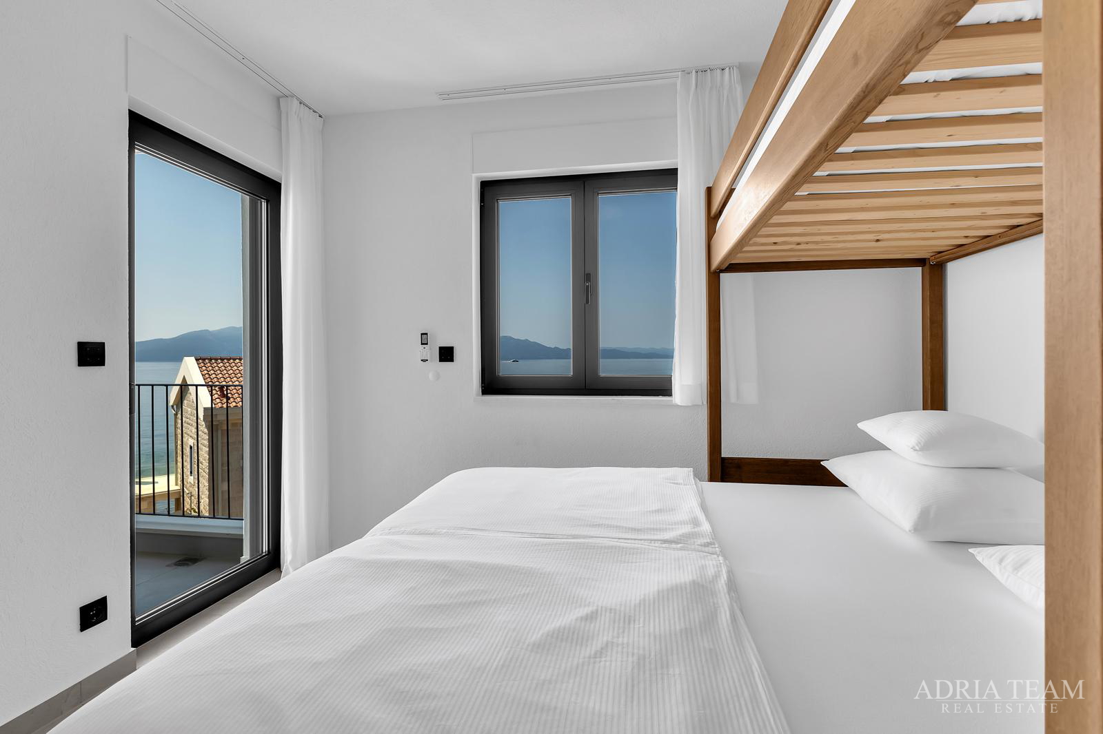 FENOMENALE GELEGENHEIT AN TOP-LAGE!! KOMPLEX AUS DREI OBJEKTEN, 10 M VOM MEER, HVAR - SUĆURAJ