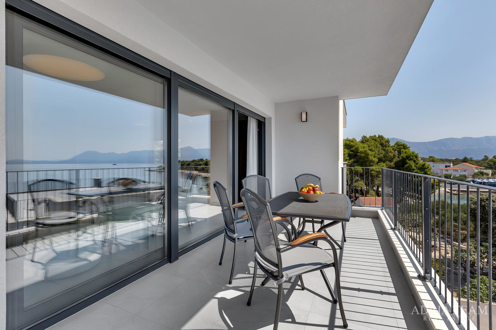 FENOMENALE GELEGENHEIT AN TOP-LAGE!! KOMPLEX AUS DREI OBJEKTEN, 10 M VOM MEER, HVAR - SUĆURAJ