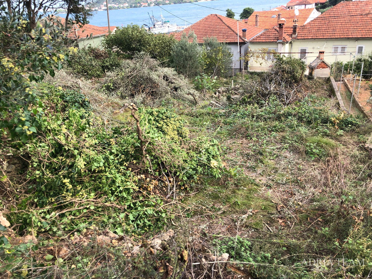 GRAĐEVINSKO ZEMLJIŠTE S PRISTUPNIM PUTEM I POGLEDOM NA MORE - KALI, UGLJAN