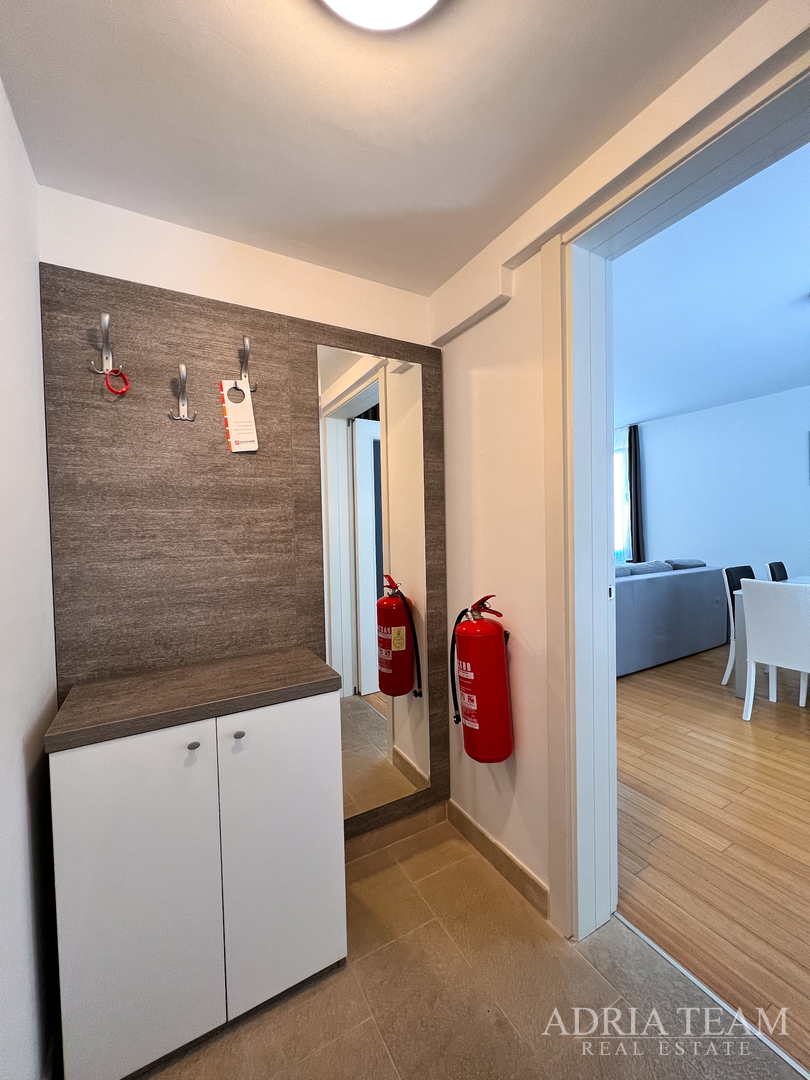 APARTMAN S DVIJE TERASE, DRUGI RED DO MORA - PETRČANE